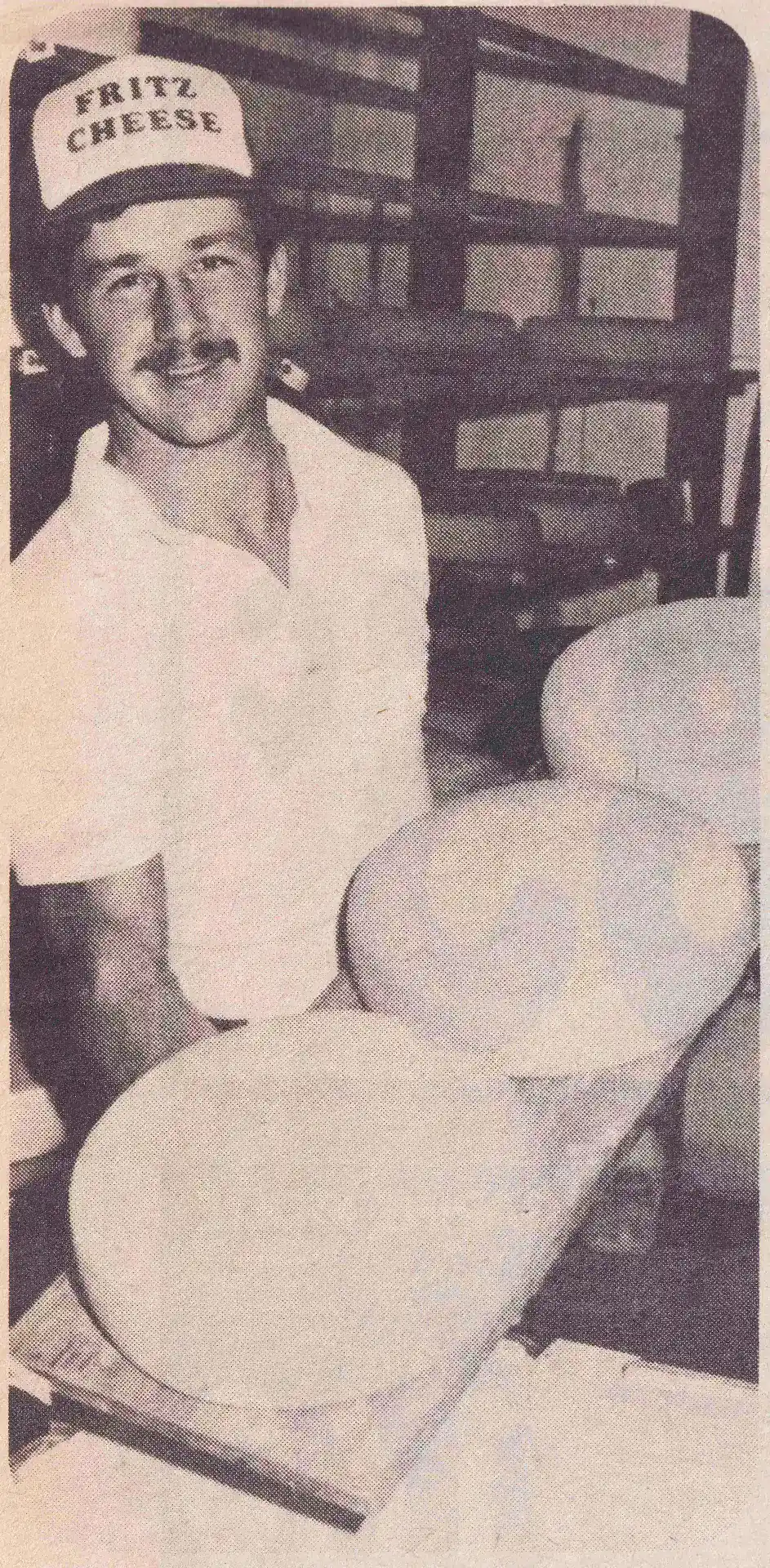 Fritz kaiser tiend une planche avec 3 fromages