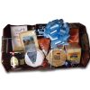Panier cadeau contenant des fromages et une variété de produits de notre boutique